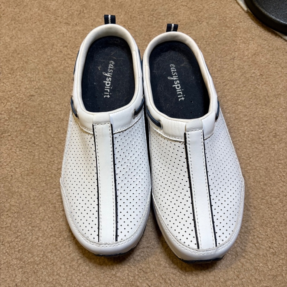 Easy Spirit Travel Riot White Clogs - Size 7 Wide (New)